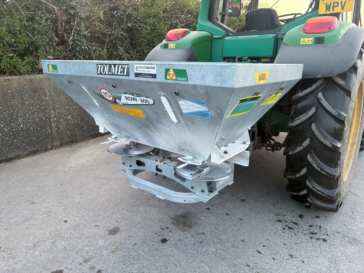 Tolmet 600kgs Twin Disc Fertiliser Spreader - Image 1