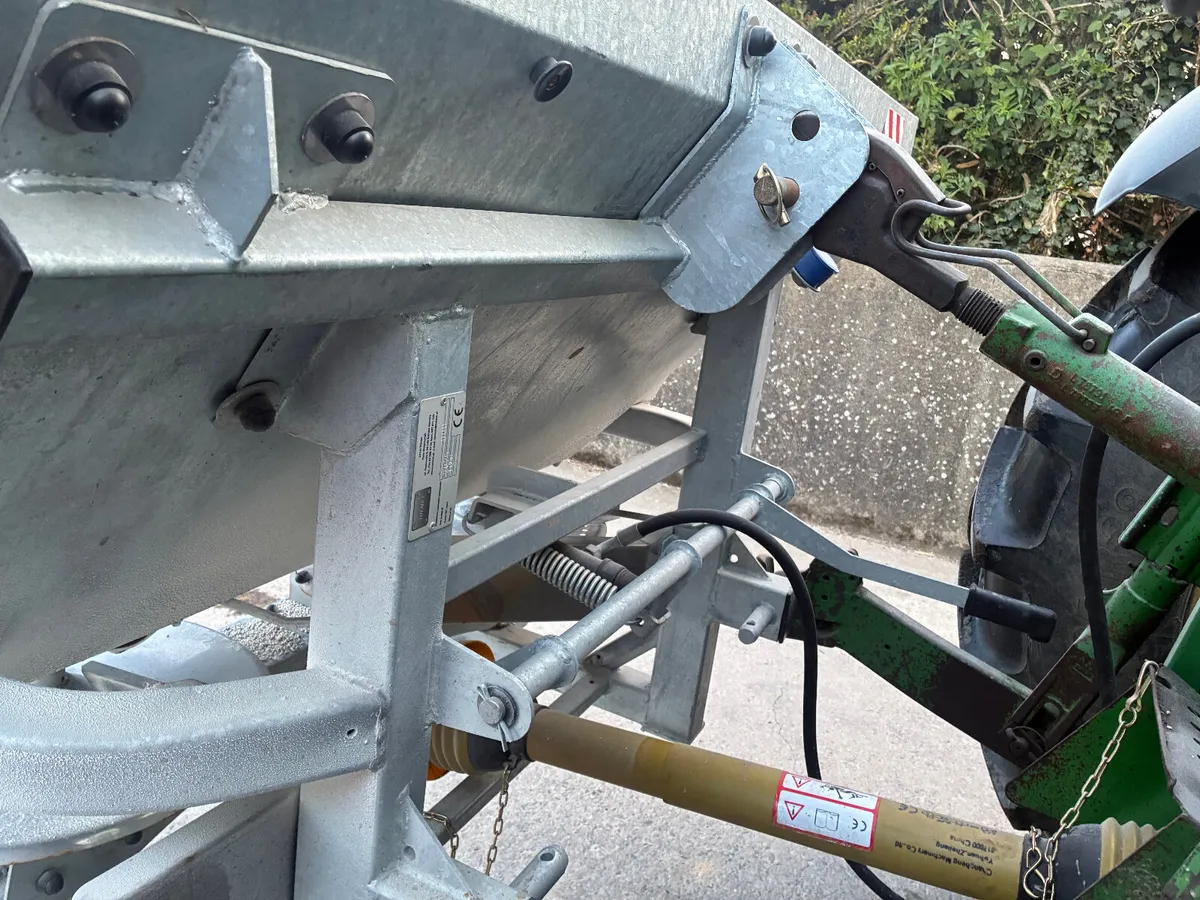 Tolmet 600kgs Twin Disc Fertiliser Spreader - Image 4