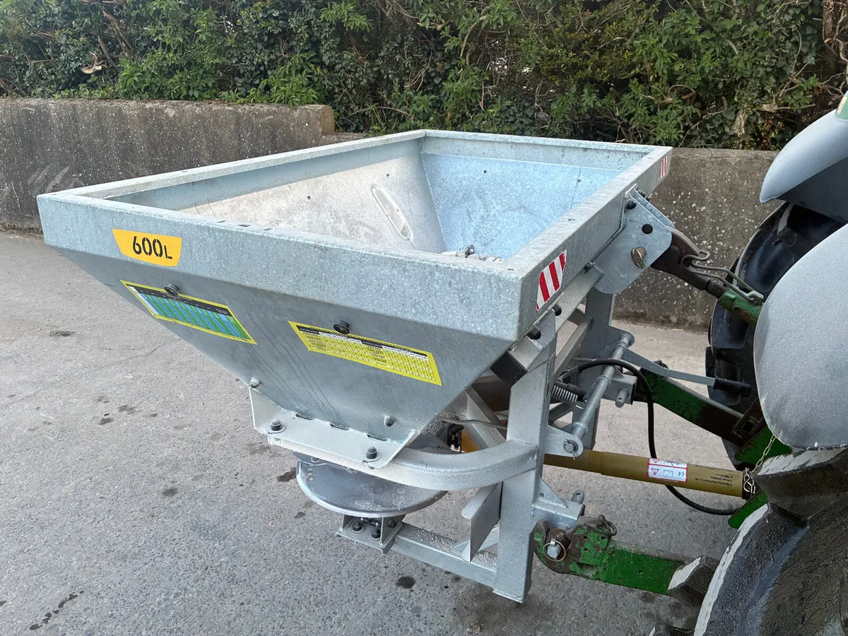 Tolmet 600kgs Twin Disc Fertiliser Spreader - Image 2