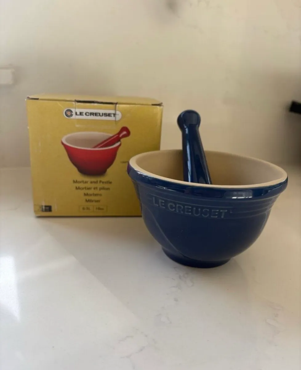 Le creuset mortar and pestle - Image 1