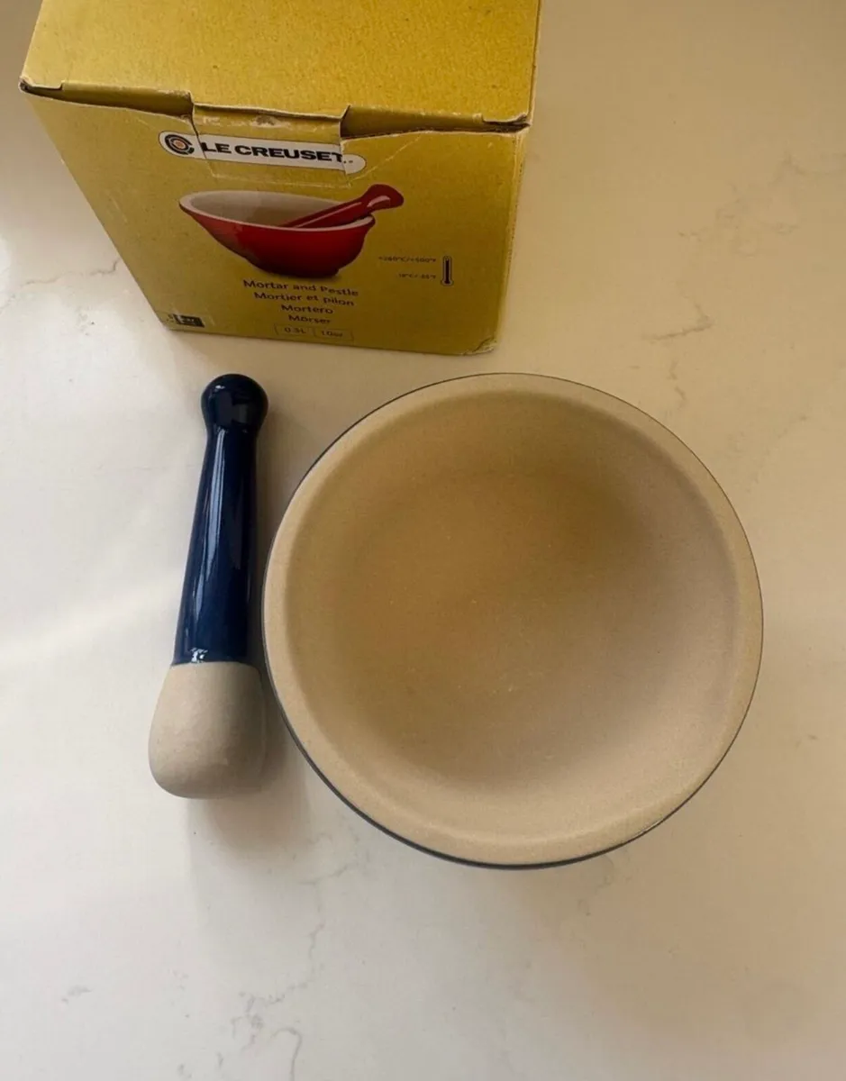 Le creuset mortar and pestle - Image 2