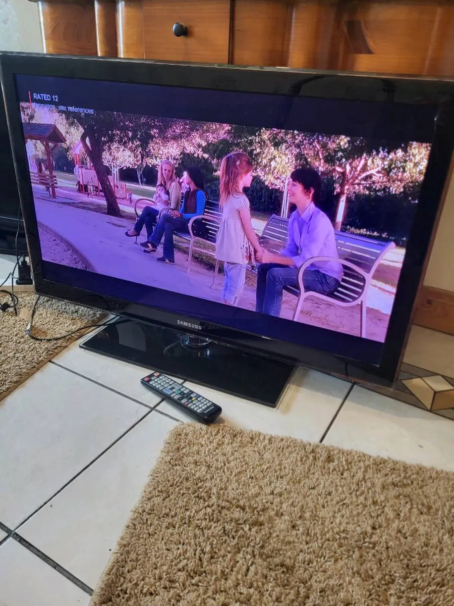 40 inch Samsung and remote - Image 2