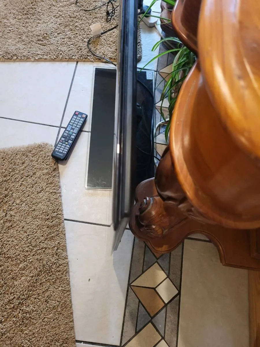 40 inch Samsung and remote - Image 3