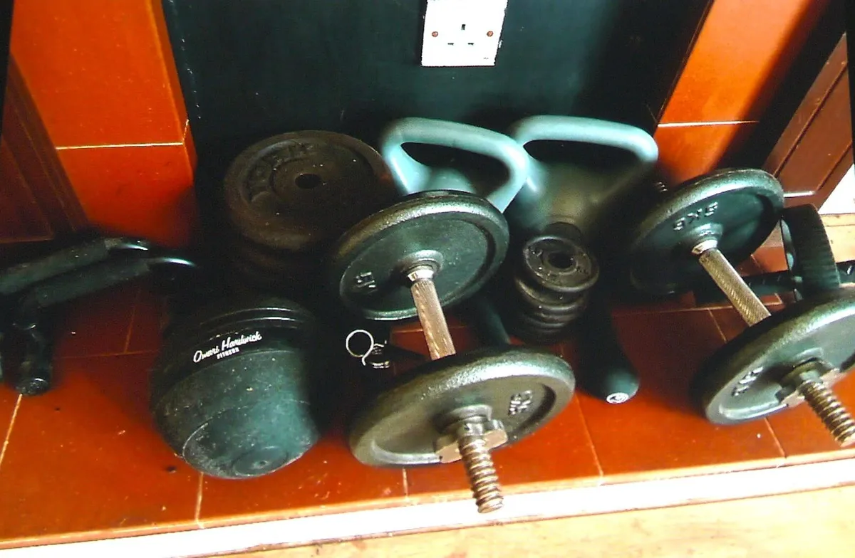 Various weight lifting equipment - Image 1