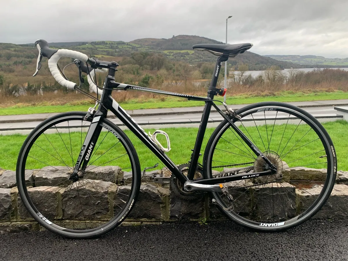 Giant Defy Road Bike - Image 1