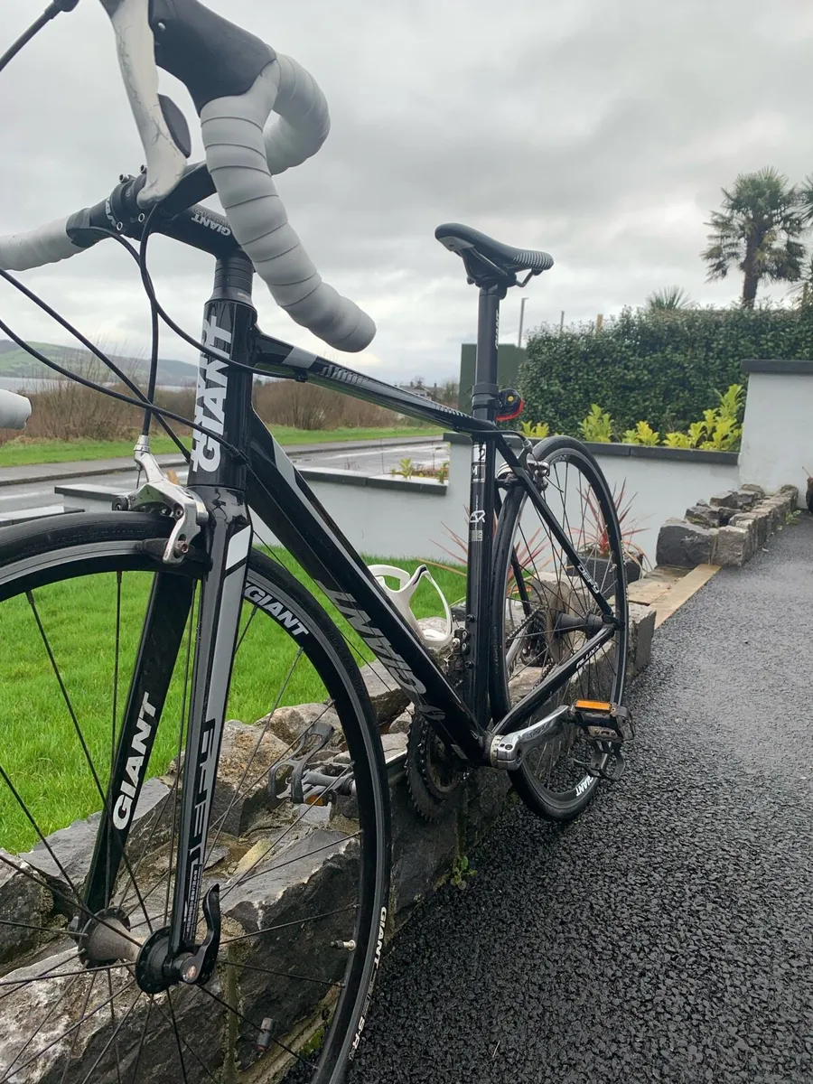 Giant Defy Road Bike - Image 2