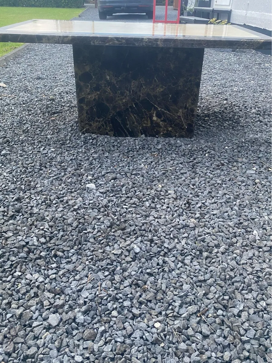 Marble table - Image 1