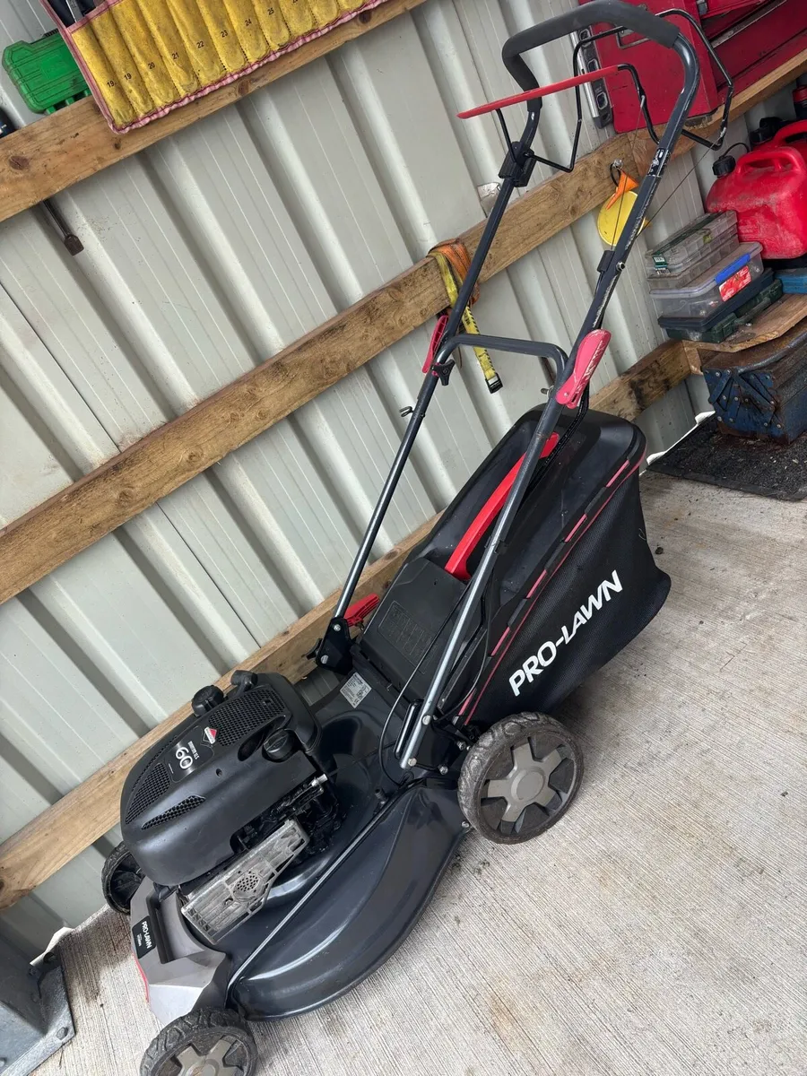 Briggs&Stration Lawnmower As New - Image 2