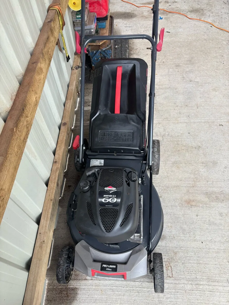 Briggs&Stration Lawnmower As New - Image 3