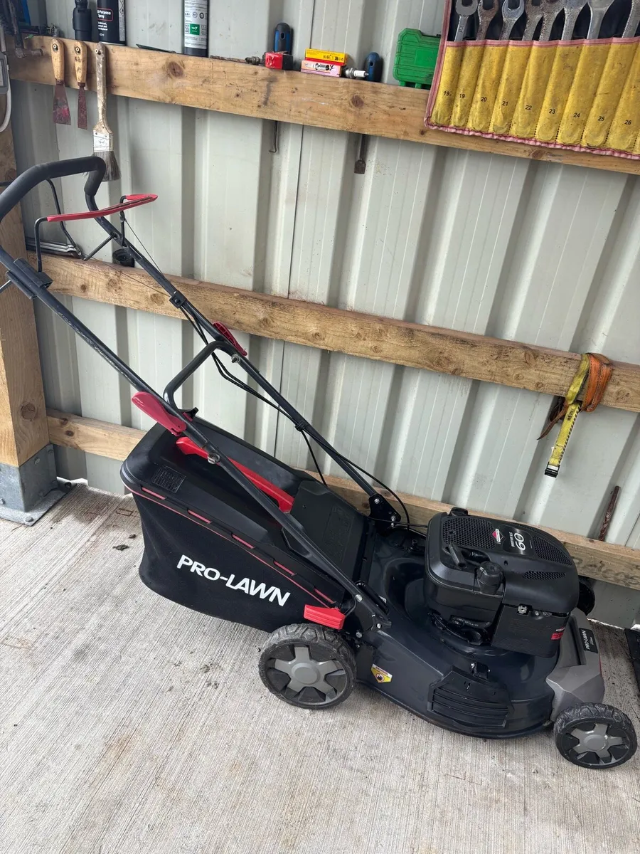 Briggs&Stration Lawnmower As New - Image 4