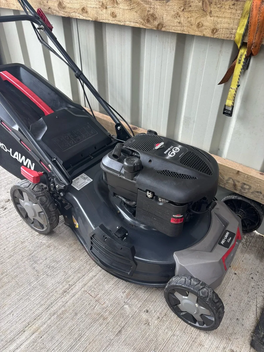 Briggs&Stration Lawnmower As New - Image 1