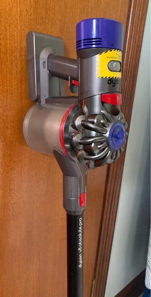 Dyson V8 - Image 1