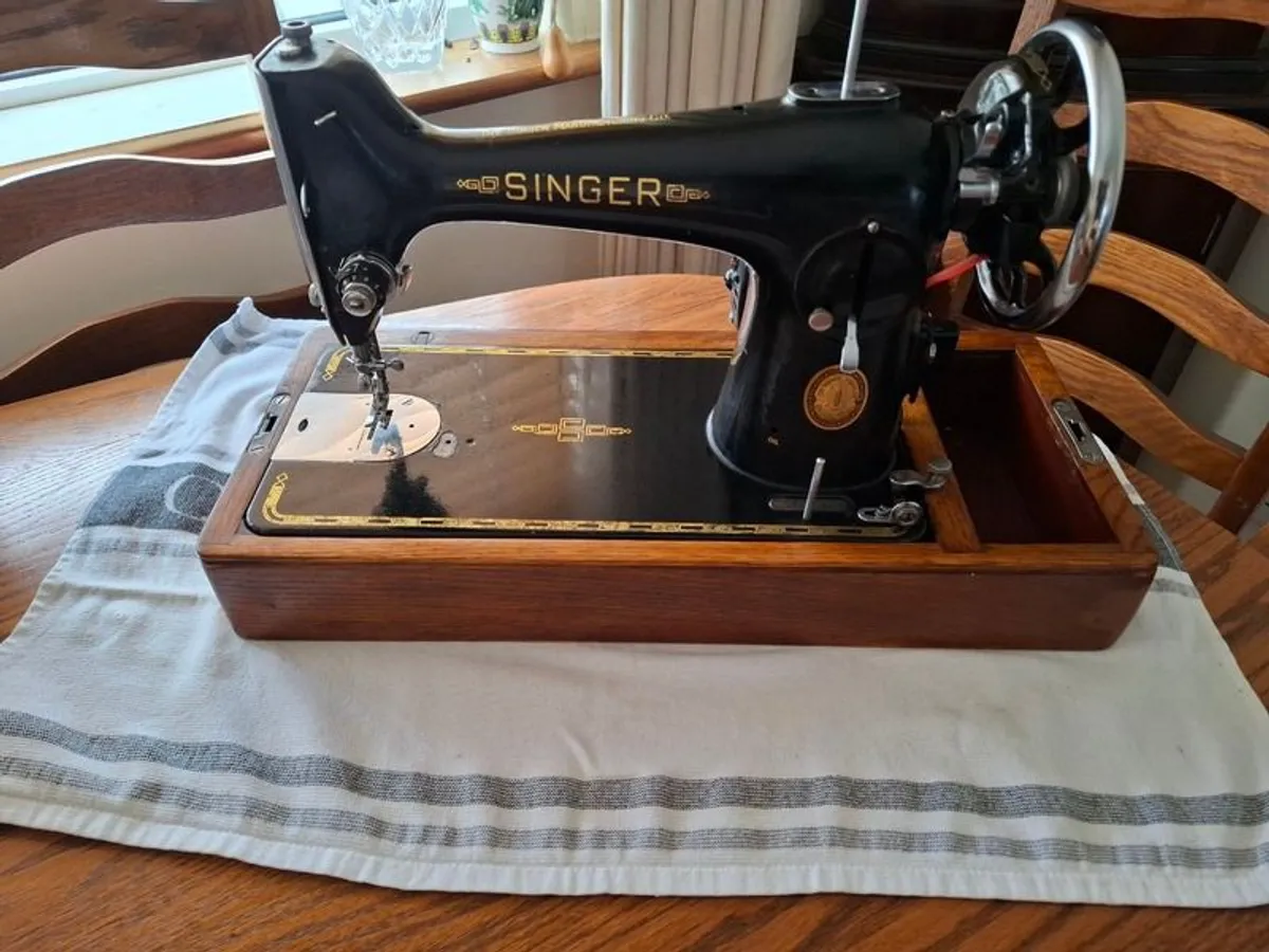 1951 Electric Singer 201k - Image 1