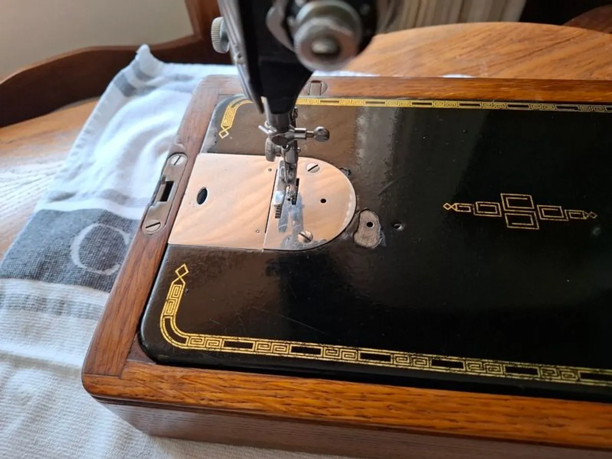 1951 Electric Singer 201k - Image 4