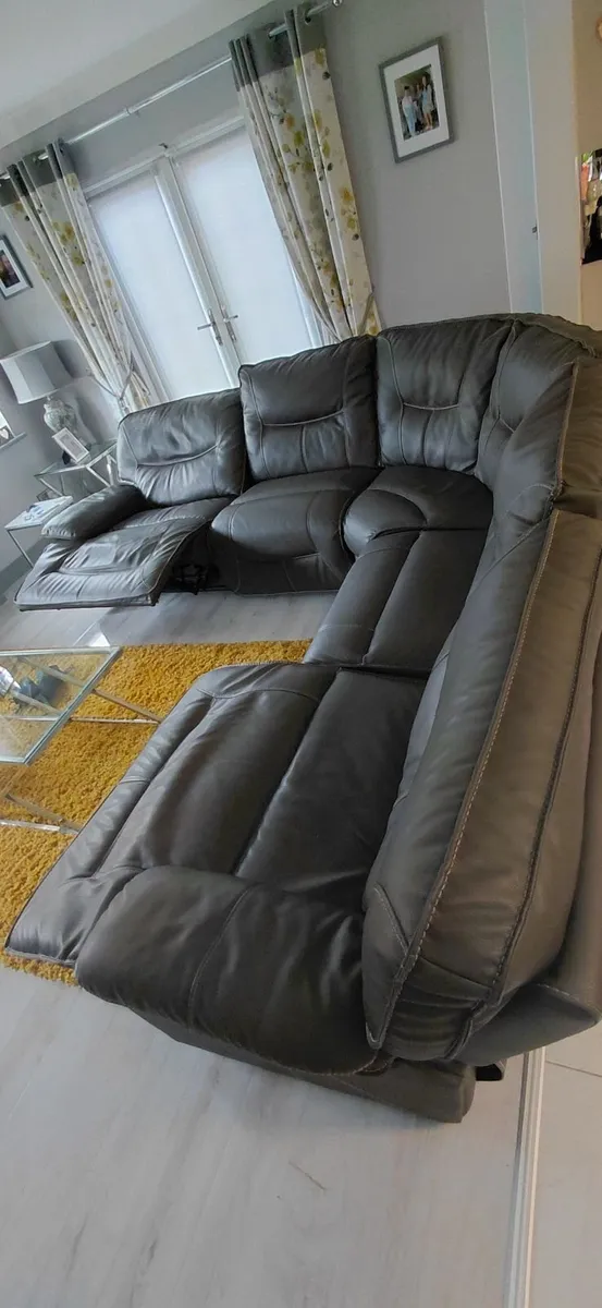 Corner sofa 3m x 3m Electric recliner - Image 3