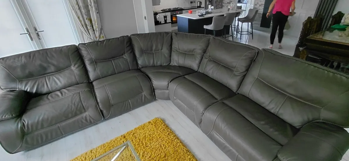 Corner sofa 3m x 3m Electric recliner - Image 2