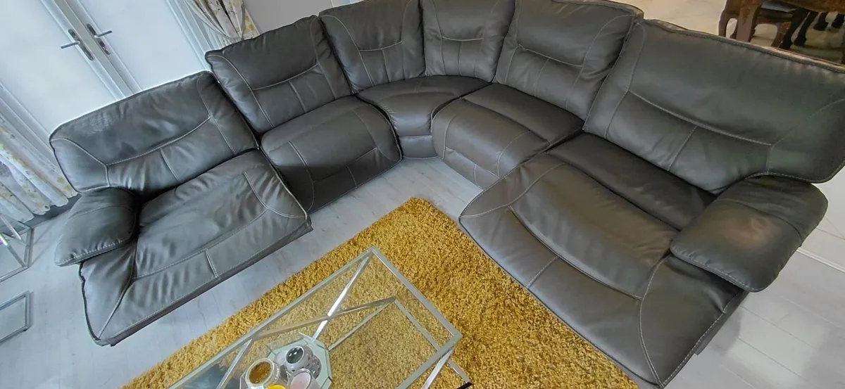 Corner sofa 3m x 3m Electric recliner - Image 4