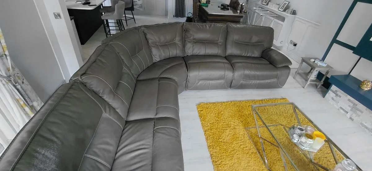 Corner sofa 3m x 3m Electric recliner - Image 1