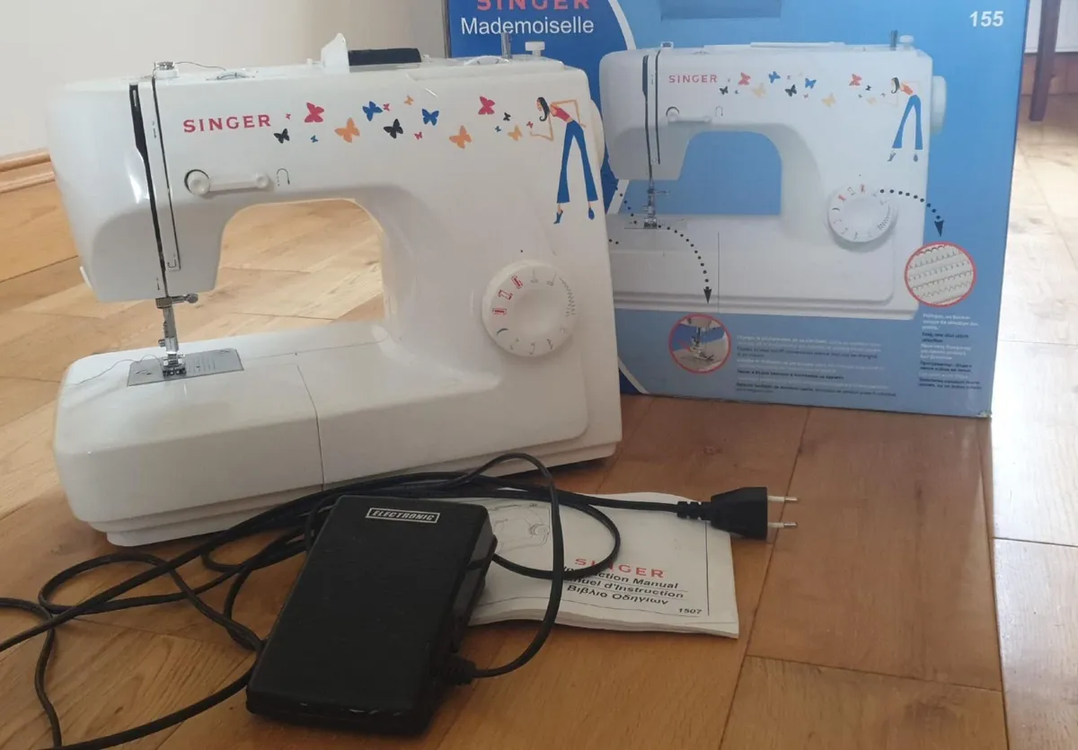Sewing machine (with a French plug) - Image 1