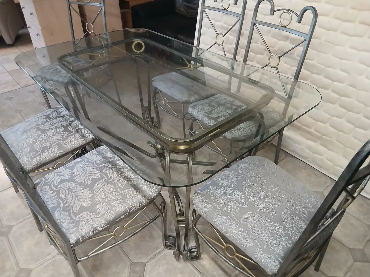 Table set - Image 1