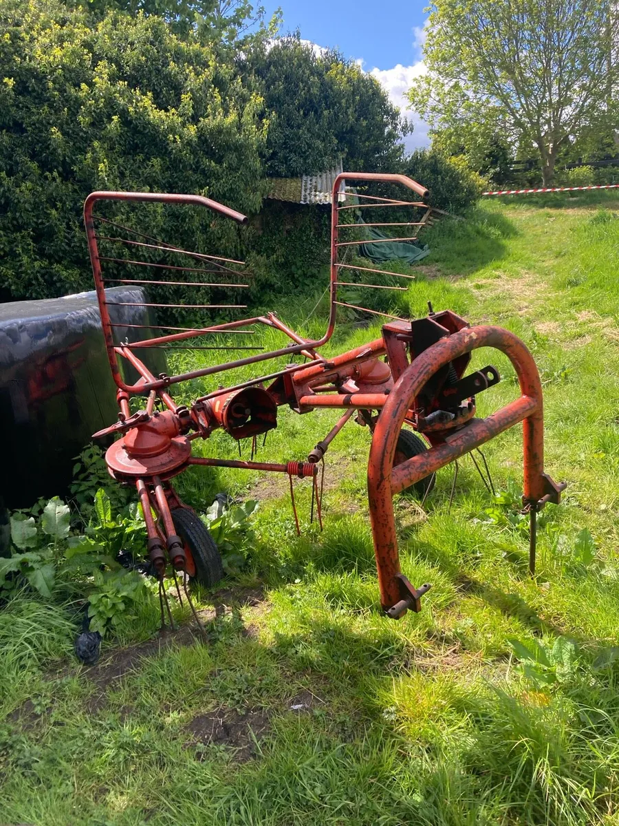 Niemeyer hay kicker and Fleming type bale lifter - Image 1
