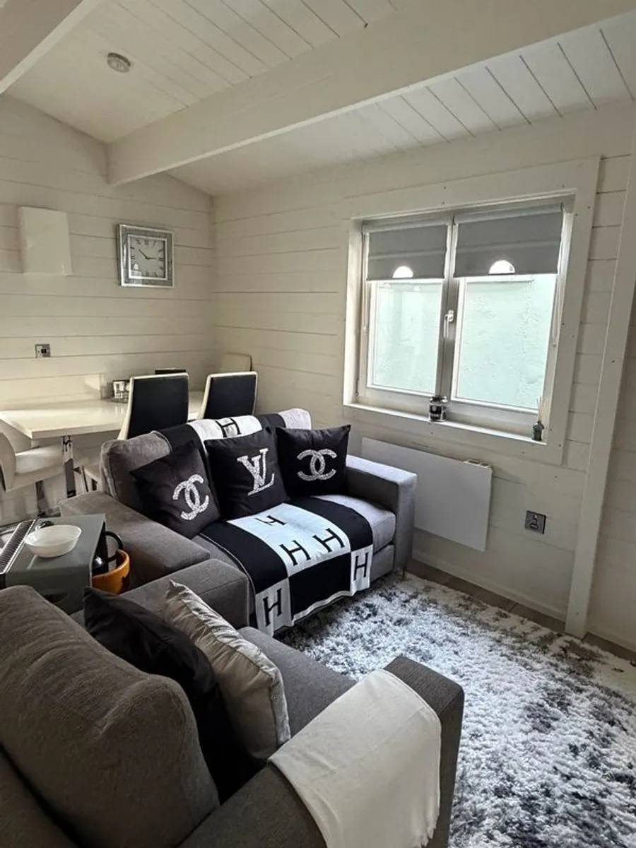 Log Cabin - Image 3