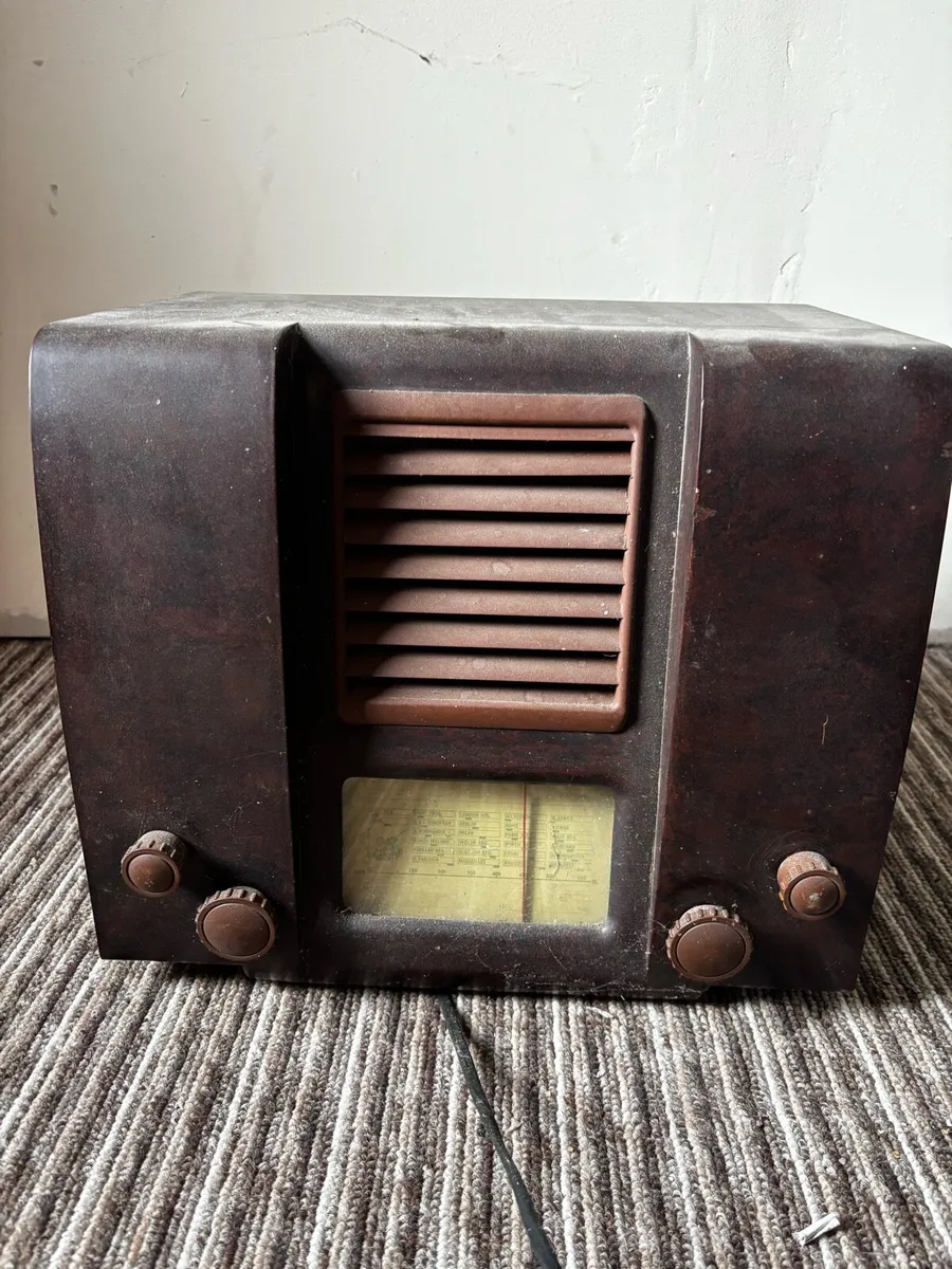 Vintage Pye Bakelite radio - Image 1