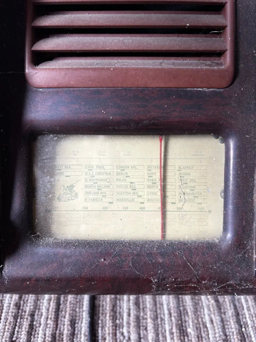Vintage Pye Bakelite radio - Image 2