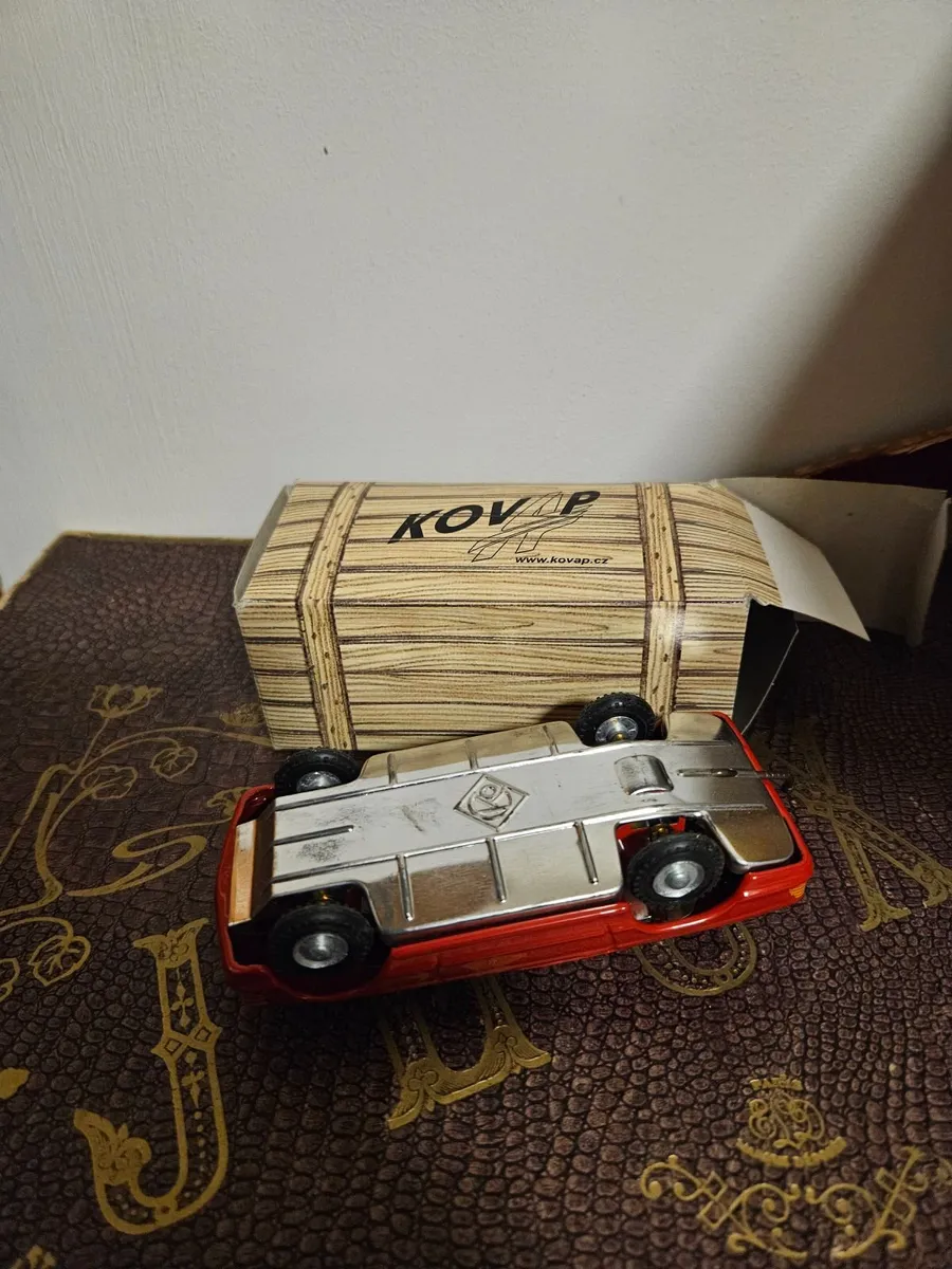 Corgi Modern Tinplate Car - Image 3