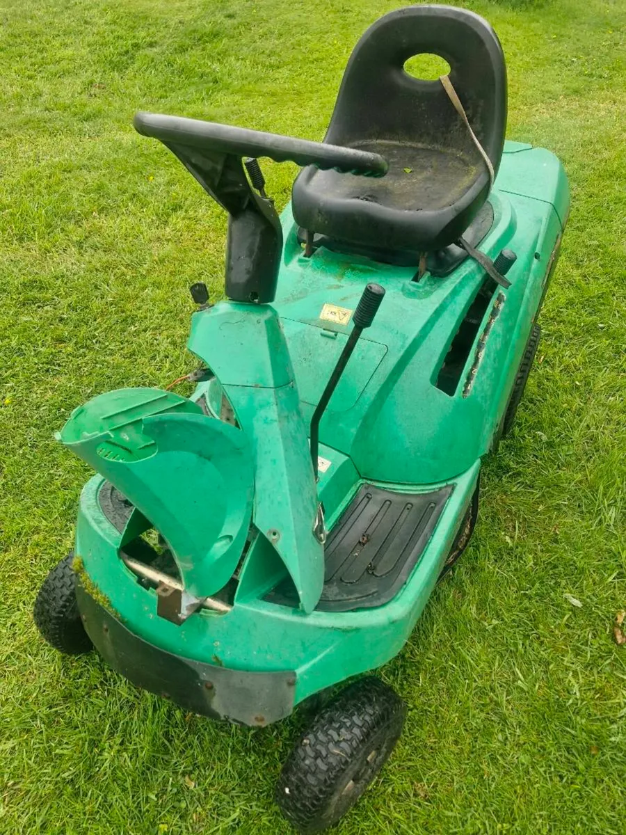 John Deere Sabre ride on mower - Image 1