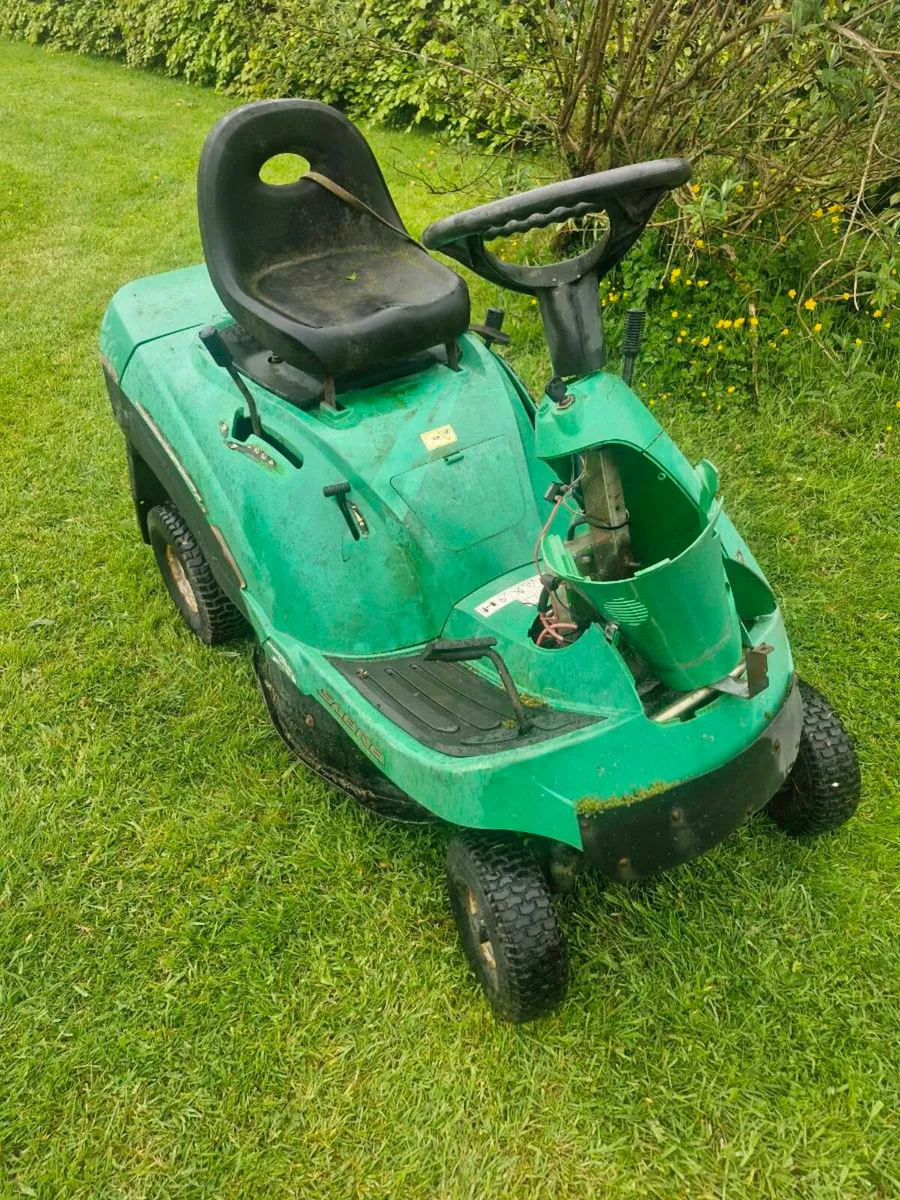 John Deere Sabre ride on mower - Image 2