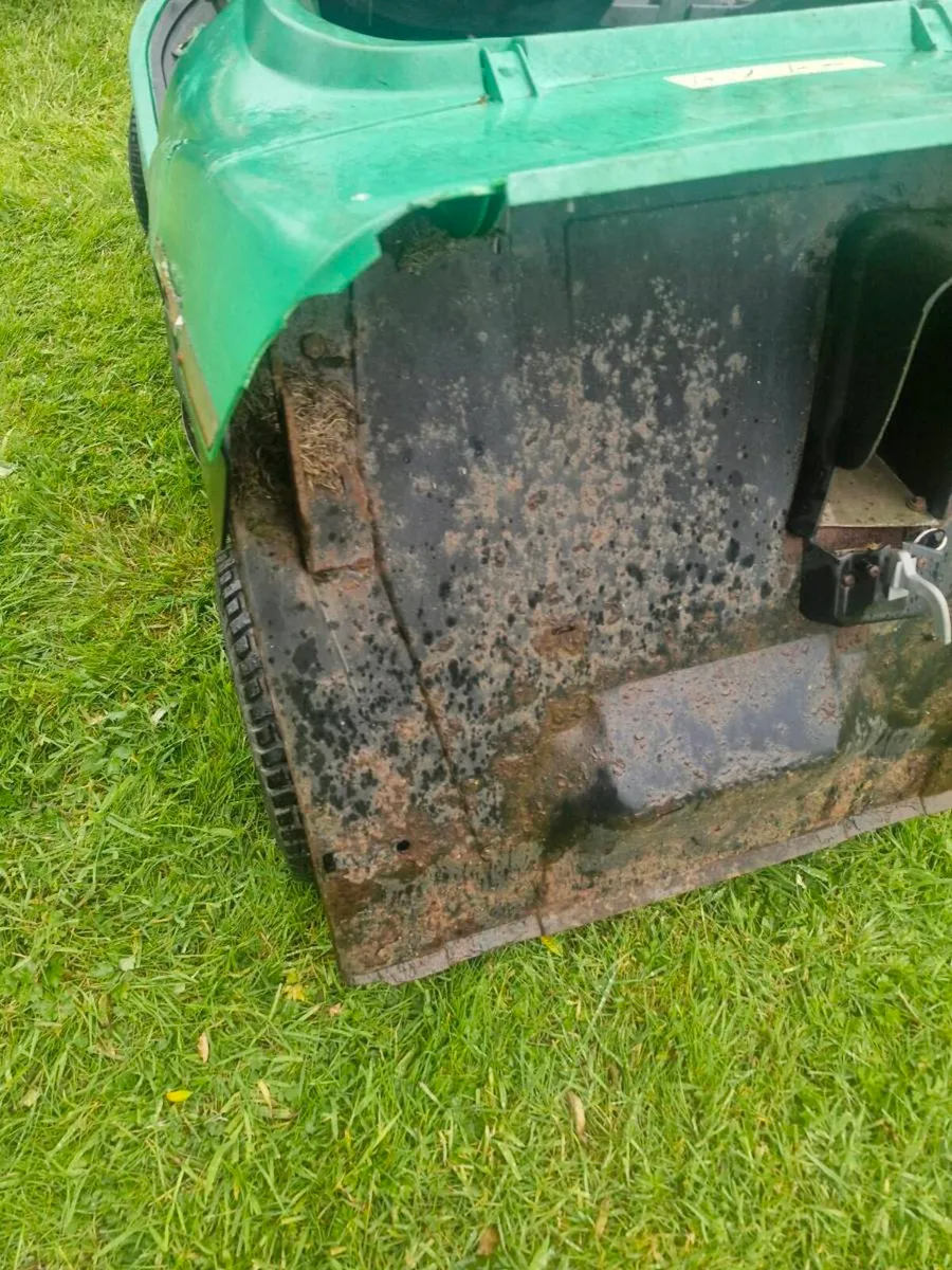 John Deere Sabre ride on mower - Image 3