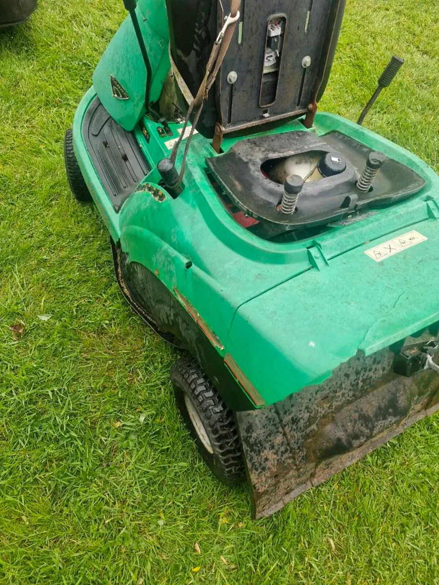 John Deere Sabre ride on mower - Image 4