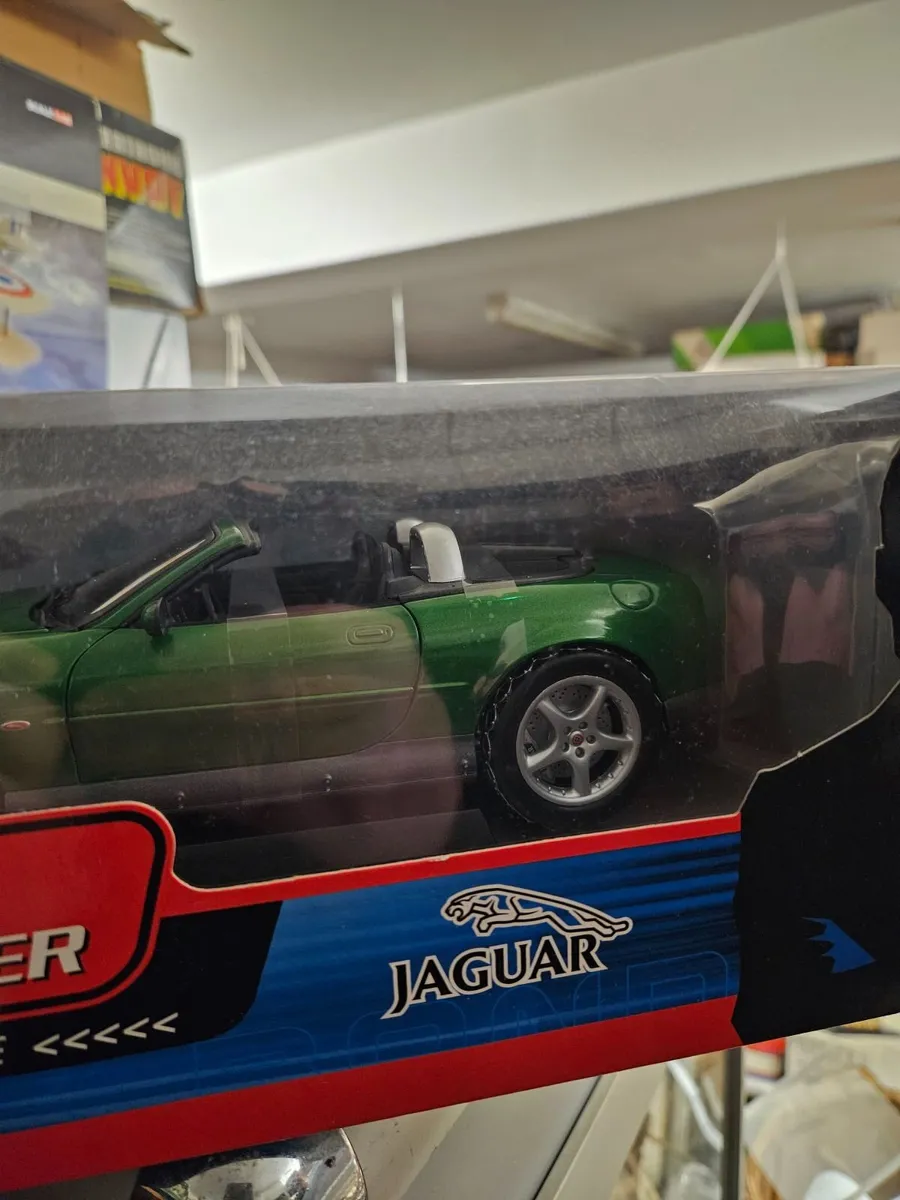 Corgi Minichamps James Bond Jaguar 1.18 - Image 2