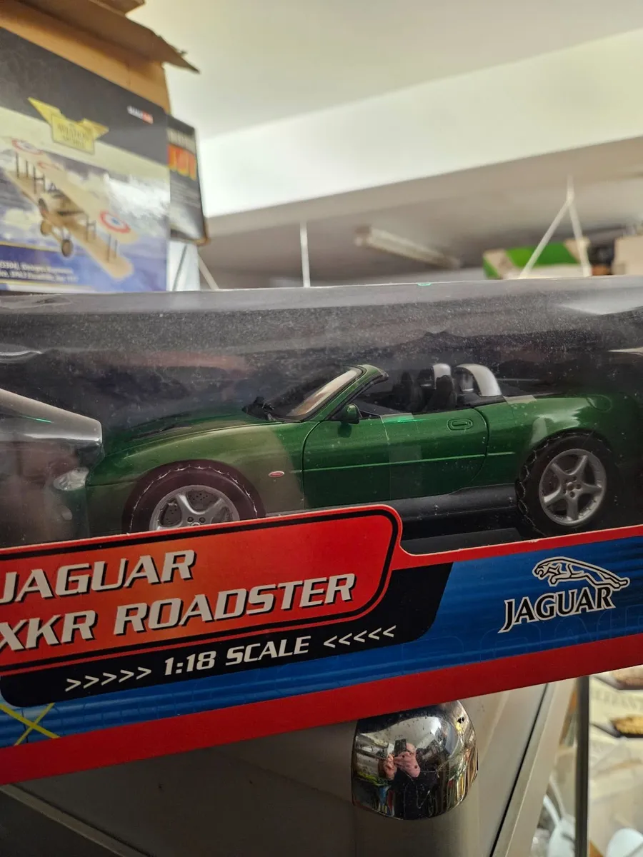 Corgi Minichamps James Bond Jaguar 1.18 - Image 3