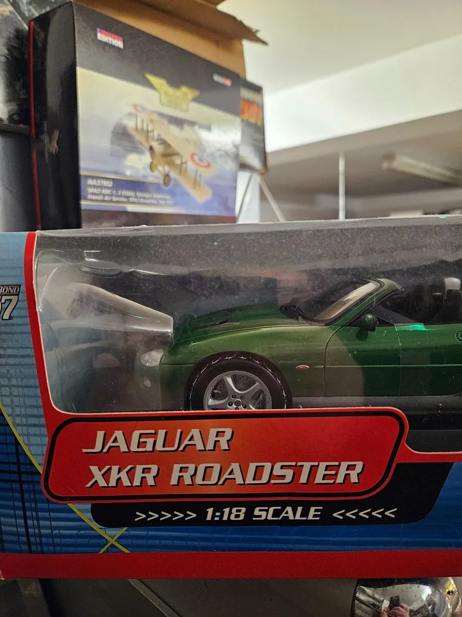 Corgi Minichamps James Bond Jaguar 1.18 - Image 4