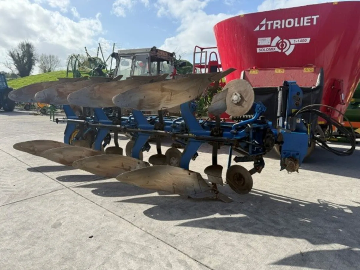 Used Overum DX490H Hyd Vari Width Plough - Image 3