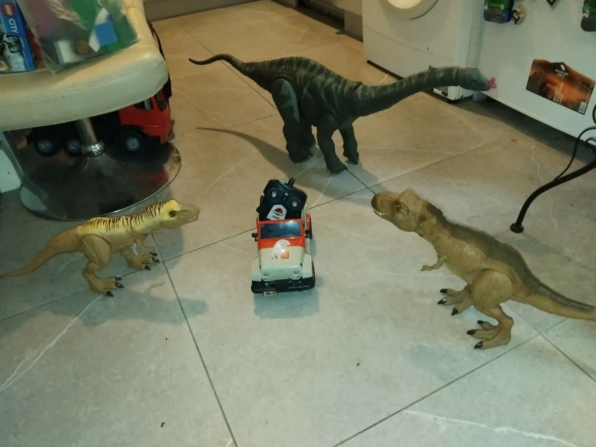 Jurassic Large Toys Job Lot - Image 4