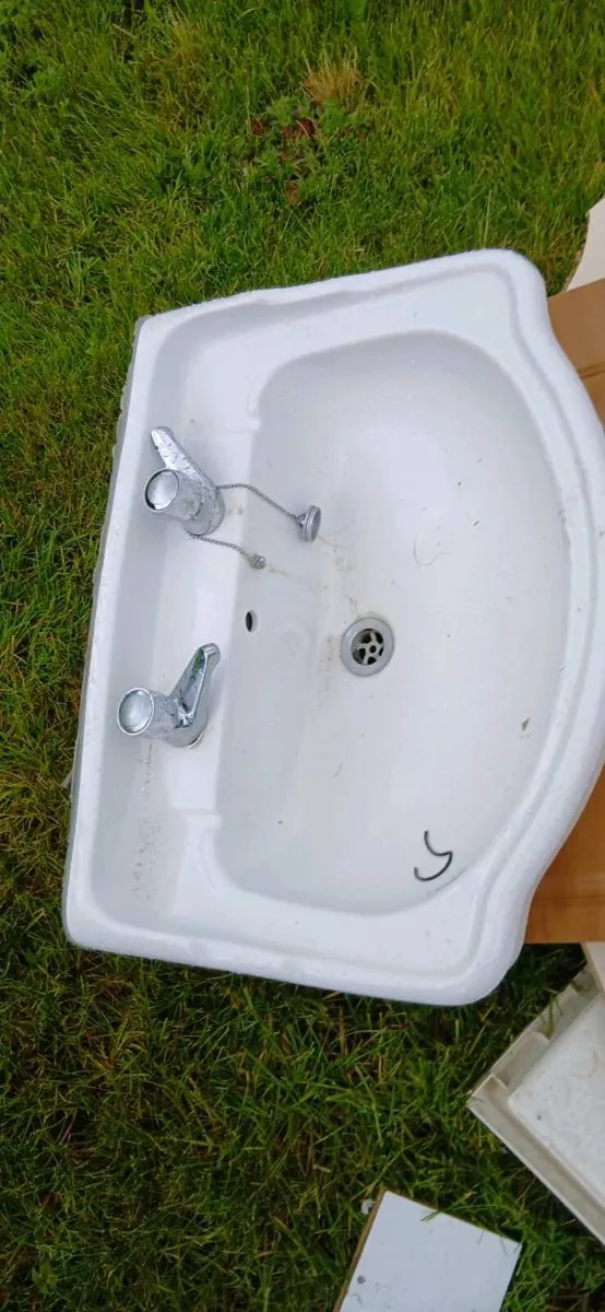 Bath, sink and toilet - Image 1