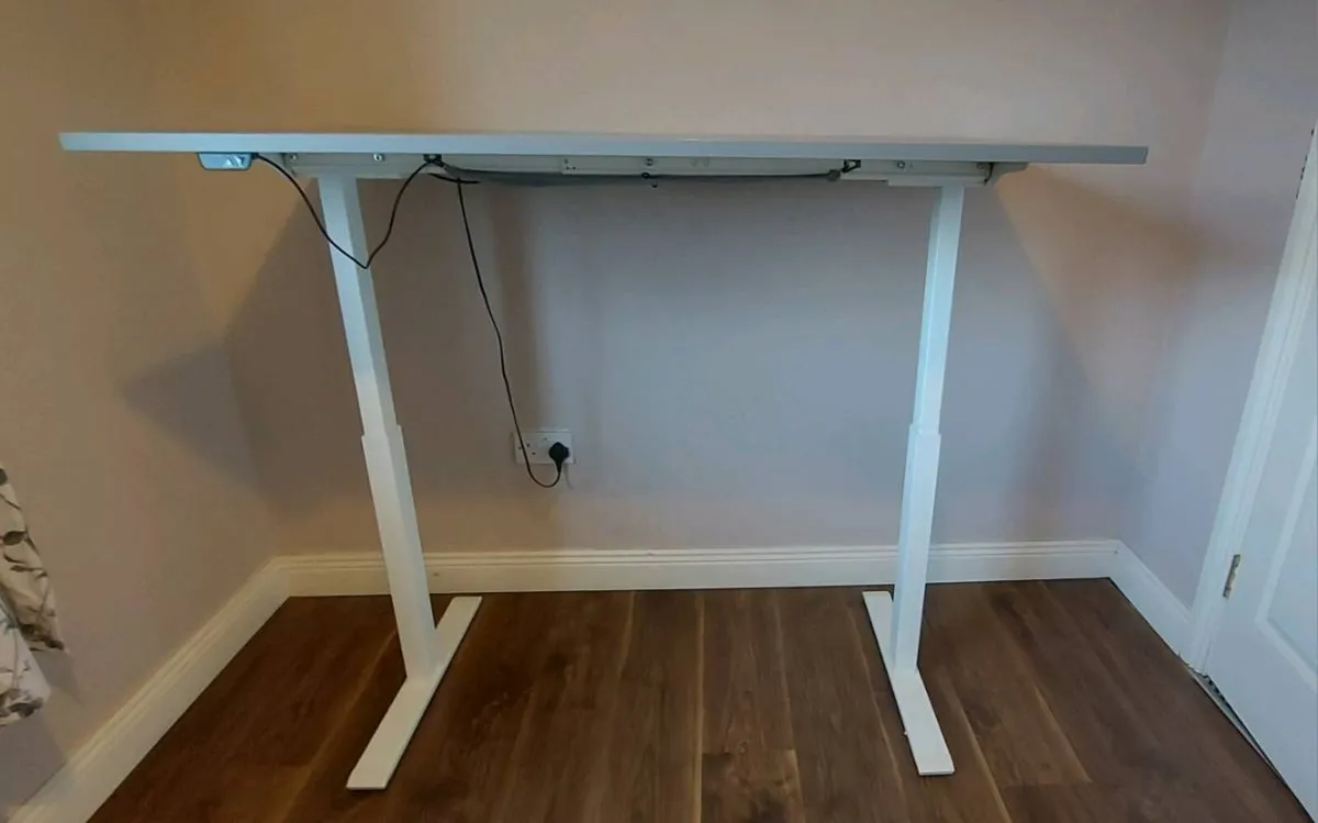 Standing desk - Image 1