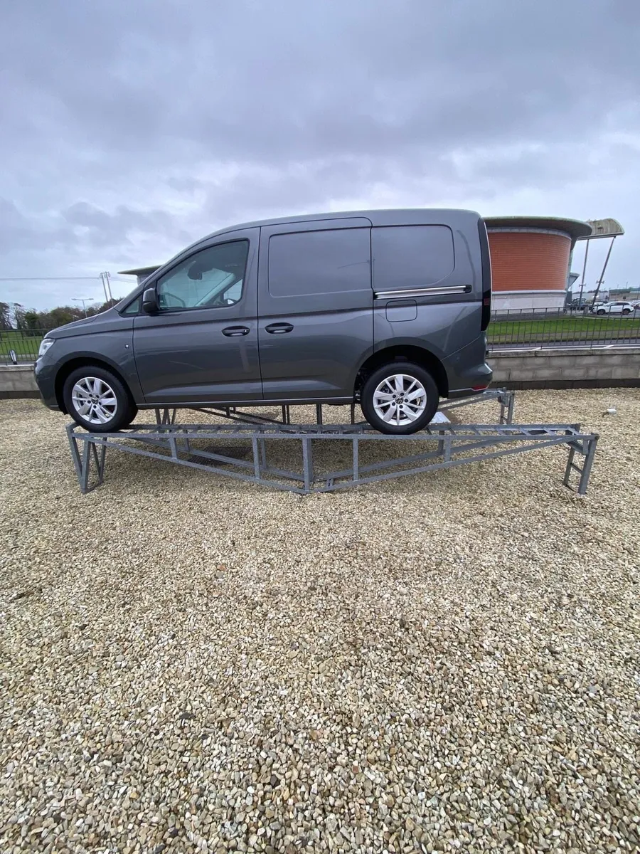 Car display stands - Image 3