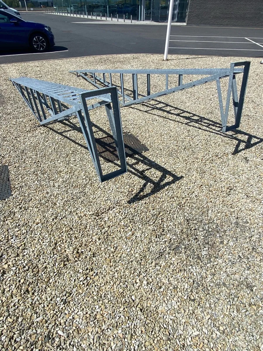 Car display stands - Image 1