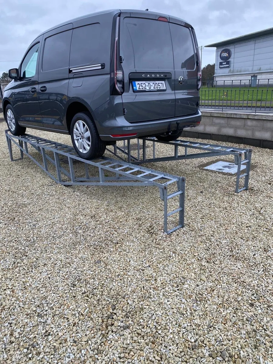 Car display stands - Image 4