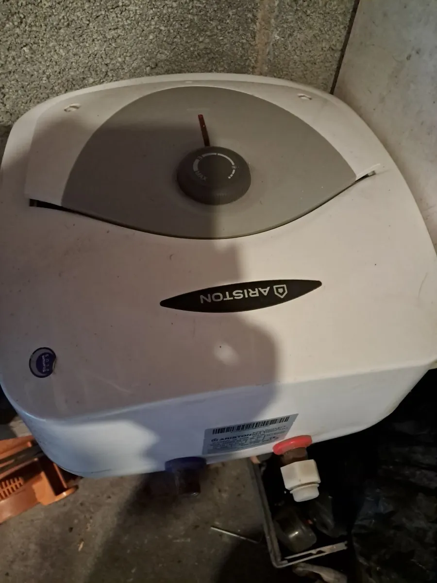 Briggs and Stratton Engine. Ariston Undersink Wate - Image 2