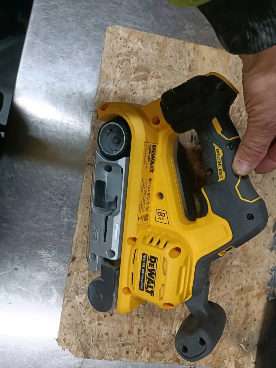 DeWalt dcw 220 belt sander.