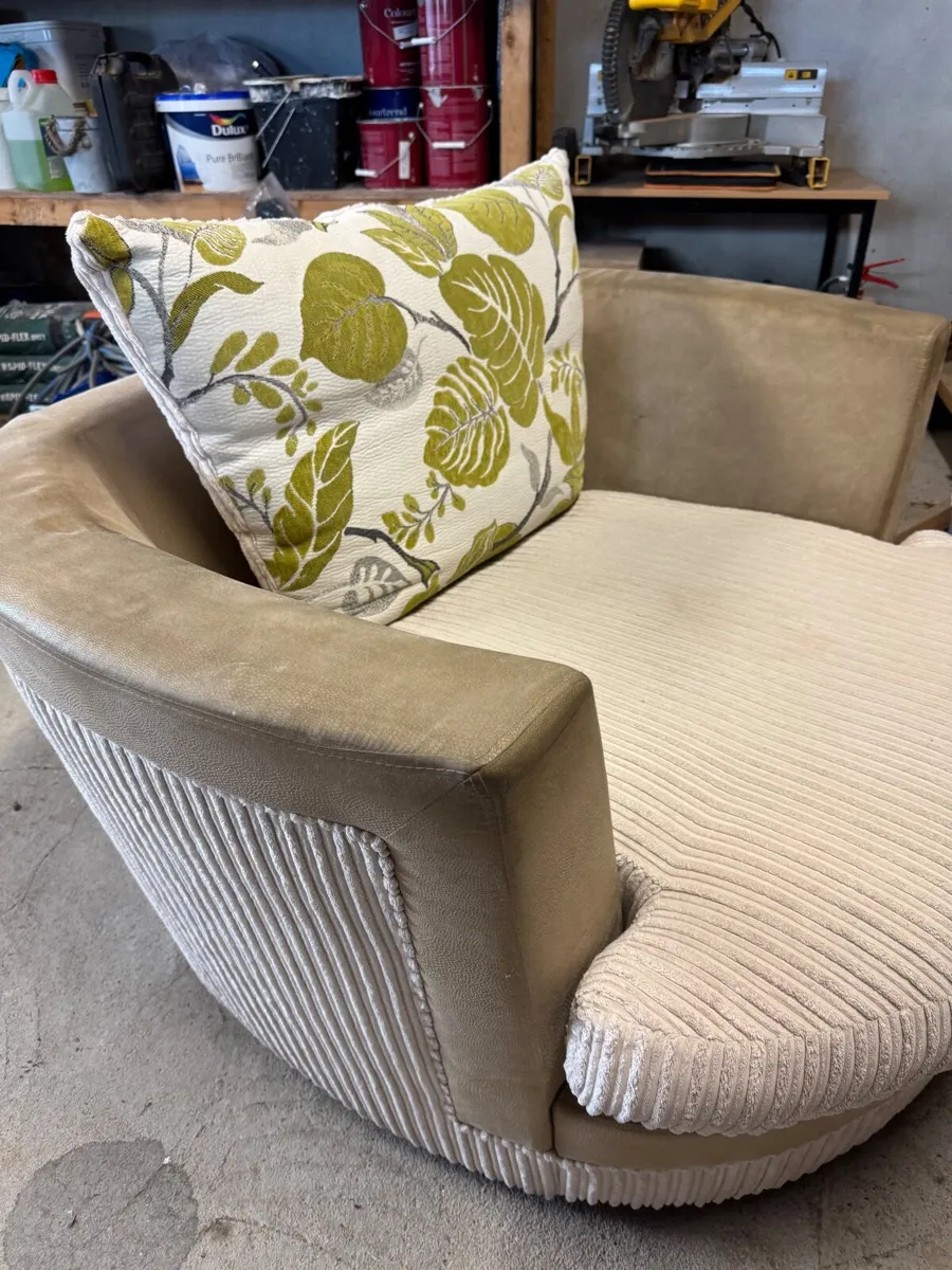 Cuddle chair - Image 1