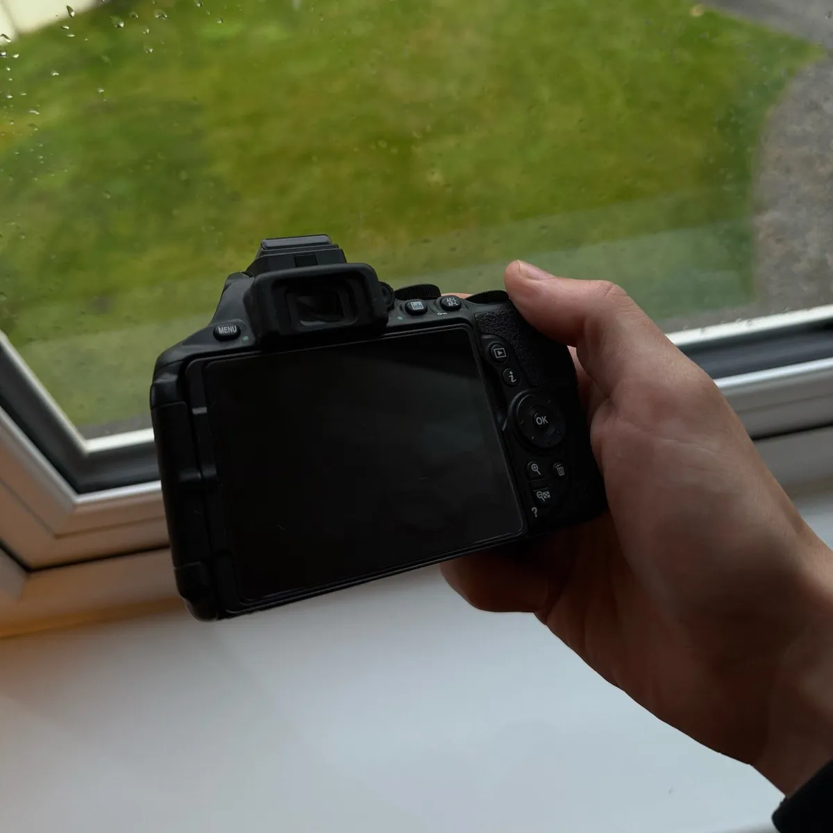 Nikon D5600 DSLR Bundle - Image 3