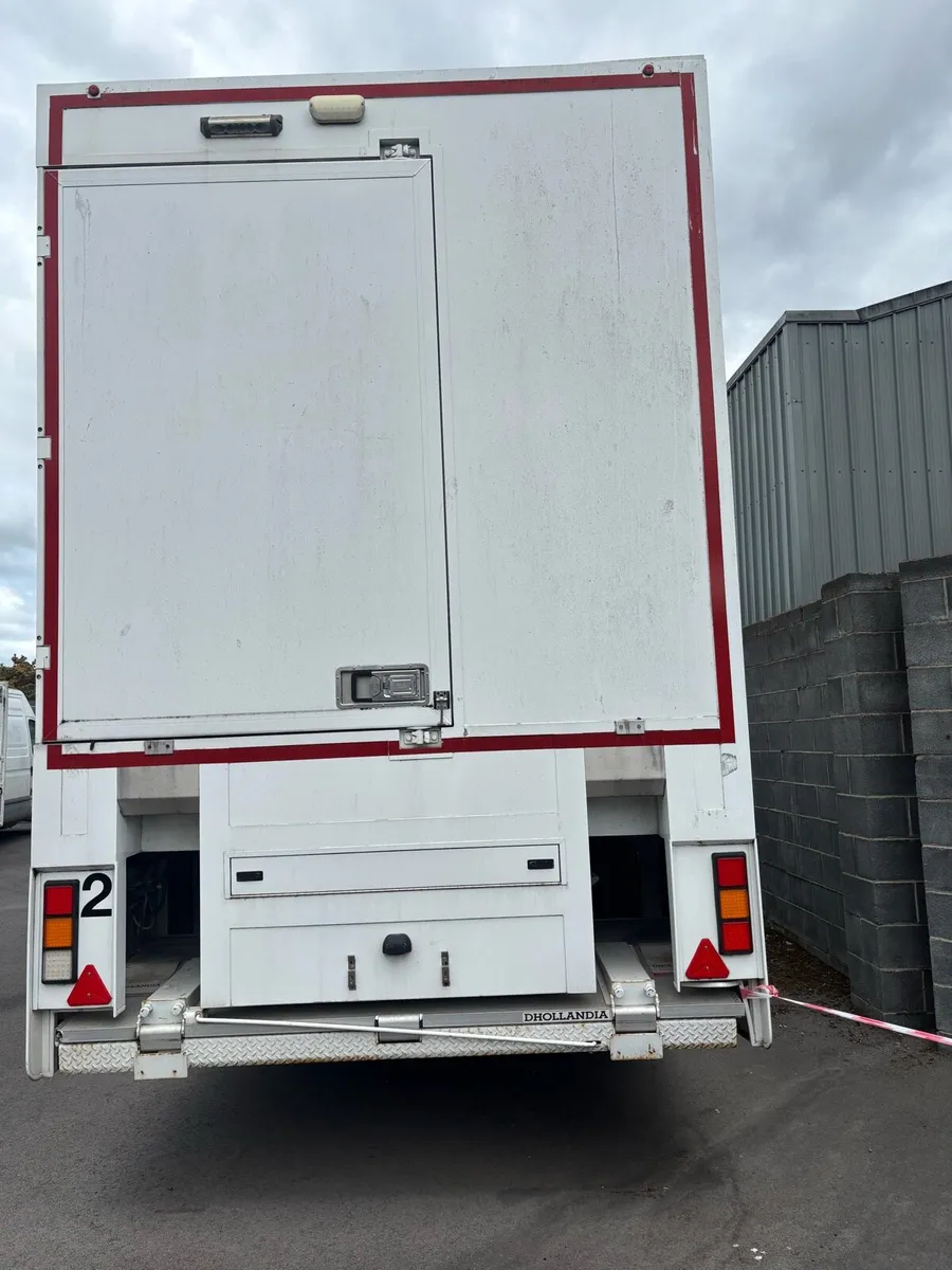 Mobile server and ups room - Image 1