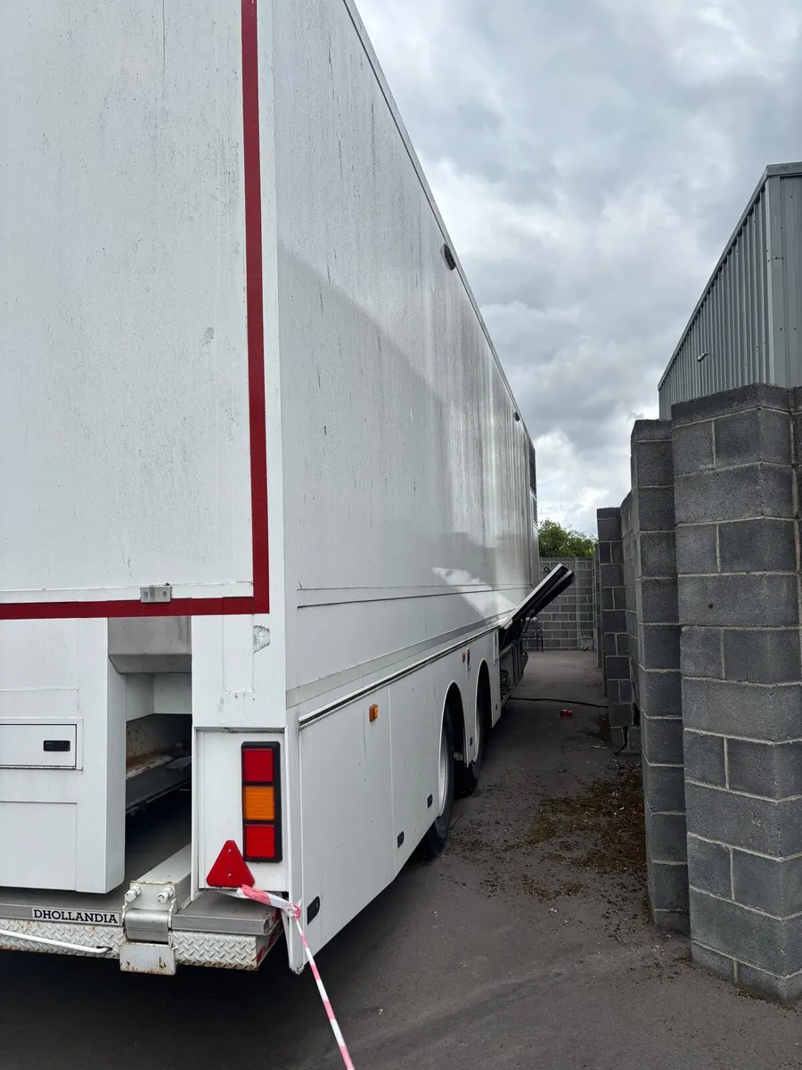 Mobile server and ups room - Image 2