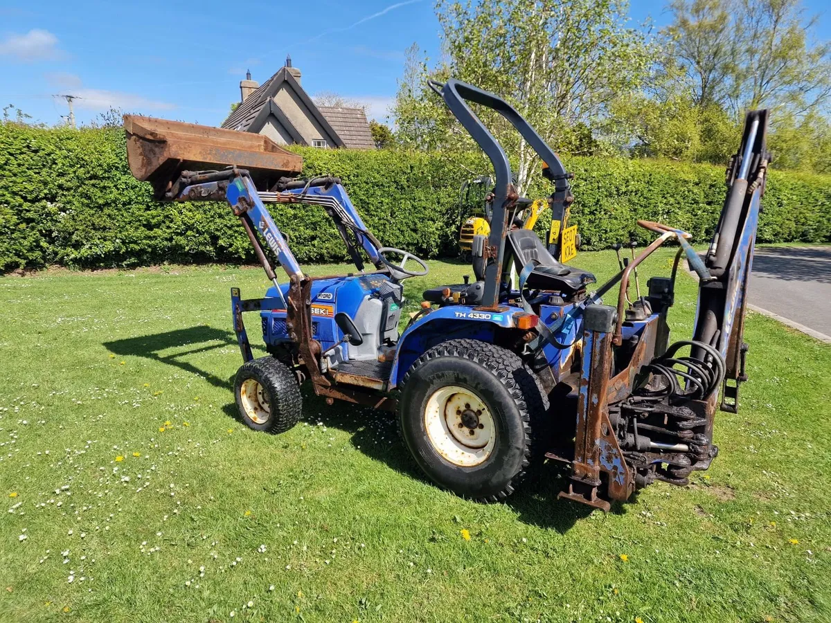 Iseki 34hp Compact Tractor with Backhoe Loader - Image 4